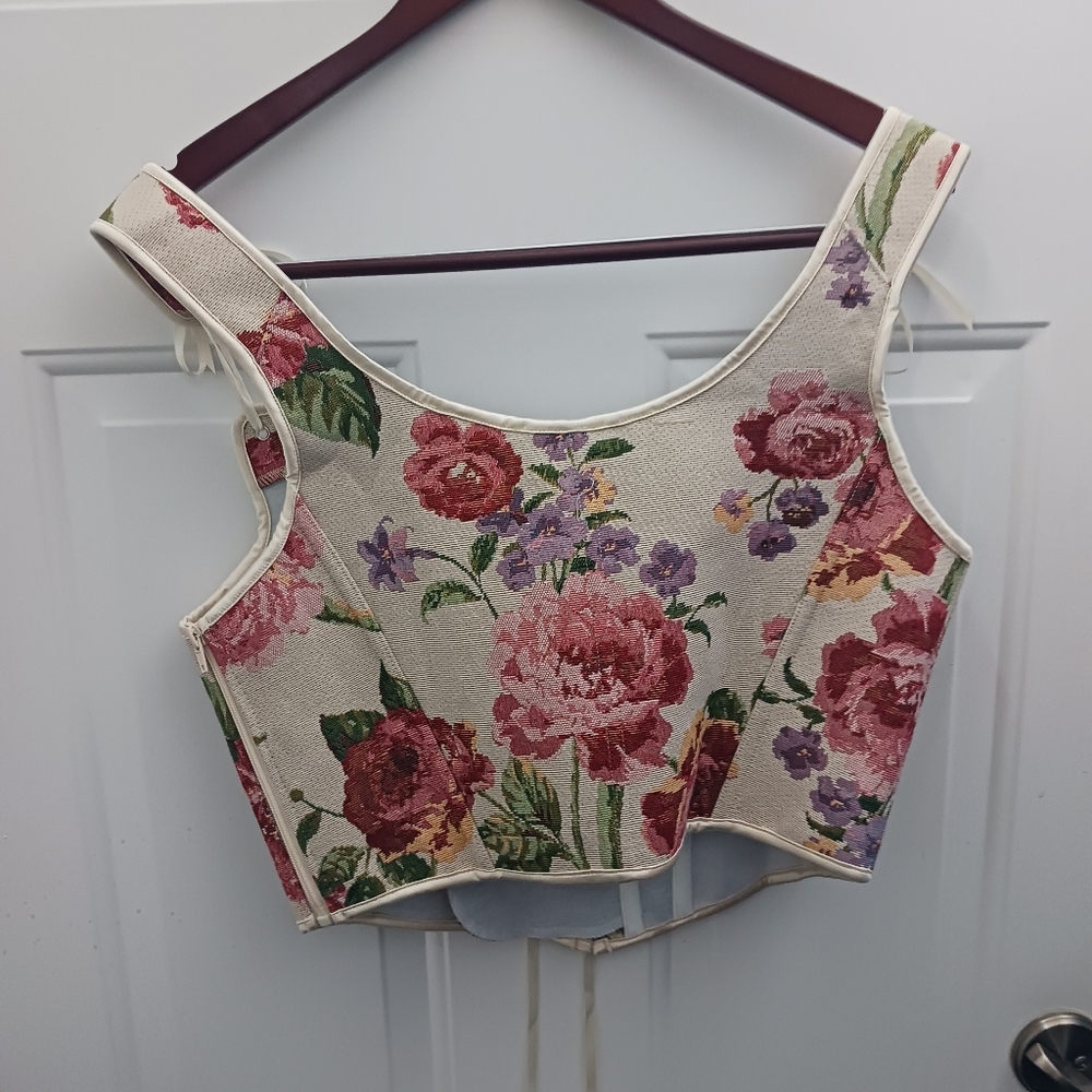 Dollhouse Floral Lace-Up Cream Crop Top - Picture 8 of 9